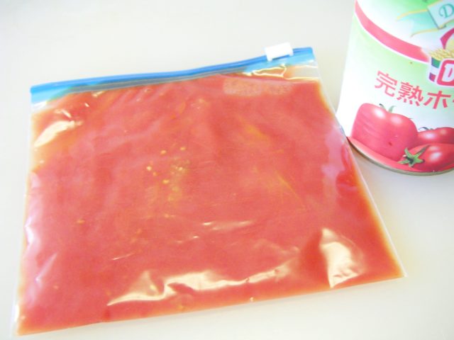 冷凍したトマト缶のイメージ